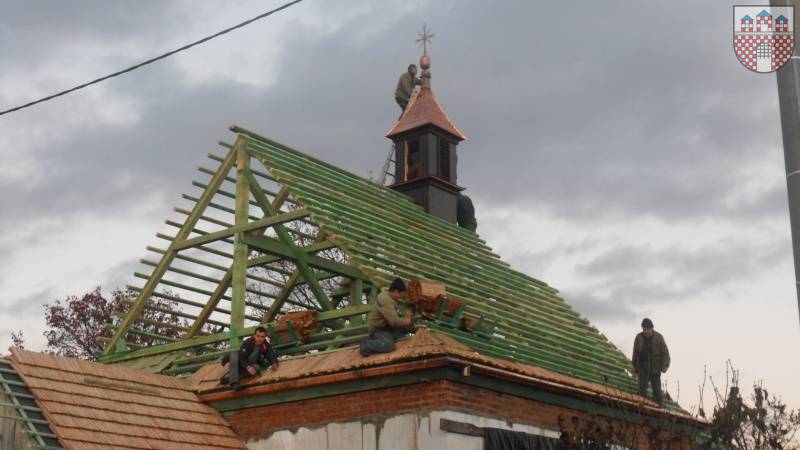 : Remont dachu -  układanie gontów.